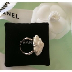 Bague Chanel Camélia Or Blanc/Agathe NEUVE T56