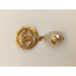 Broche perle Chanel